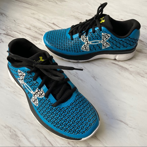 boys grade school sneakers